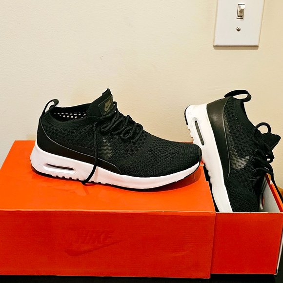 Nike/Sneakers - Picture 4 of 8